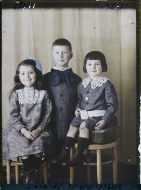 Image représentant Les  https://musee-albert-kahn.s-museum.fr/home/NWQ2OTAwYzNmYjZlZTk1ZWQwODJmMjY4L2dlbmVyaWMtbm90aWNlLXRhYi9hdXRob3JpdHkvNjE3YTc5ZjVjZjhiODk2OGIzMzM3ZDIx/5d6900c3fb6ee95ed082f268/generic-notice-tab/authority/617a79ebcf8b8968b3336b20 enfants Dalmont