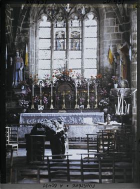 Image représentant Intérieur de la chapelle du Pénity avec le tombeau de saint Ronan