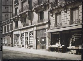 Image représentant Vitrines de magasins protégées contre les bombardements boulevard Raspail, au niveau du numéro 134