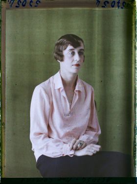 Image représentant https://musee-albert-kahn.s-museum.fr/home/NWQ2OTAwYzNmYjZlZTk1ZWQwODJmMjY4L2dlbmVyaWMtbm90aWNlLXRhYi9hdXRob3JpdHkvNjE3YTc5ZjVjZjhiODk2OGIzMzM3ZDIx/5d6900c3fb6ee95ed082f268/generic-notice-tab/authority/617a79ebcf8b8968b3336af5 Madame Comiré