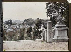 Image représentant Panorama sur une ville vu d'une esplanade de temple, mont Miminashi (un des 3 monts du Yamato) et Nijosan (à gauche dans le lointain)