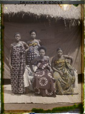 Image représentant Portrait de la sœur (assise au centre) et des femmes du chef  https://musee-albert-kahn.s-museum.fr/home/NWQ2OTAwYzNmYjZlZTk1ZWQwODJmMjY4L2dlbmVyaWMtbm90aWNlLXRhYi9hdXRob3JpdHkvNjE3YTc5ZjVjZjhiODk2OGIzMzM3ZDIx/5d6900c3fb6ee95ed082f268/generic-notice-tab/authority/617a79eacf8b8968b3336557 Justin Aho