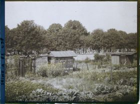 Image représentant Les jardins ouvriers à l'emplacement des anciennes fortifications porte de Clichy et le cimetière des Batignolles