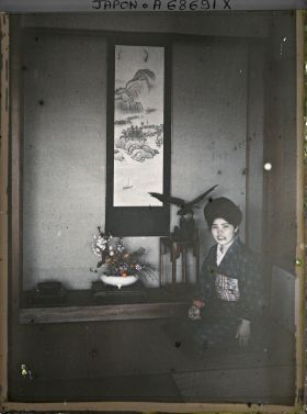 Image représentant Servante agenouillée sur un tatami à l'intérieur d'une auberge