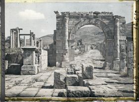 Image représentant Algérie, Djemila, Arc du Cardo Maximus et Temple du Nord.