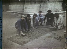 Image représentant La pose de dalles à la gloire de la République sous l'Arc de Triomphe, à l'occasion du Cinquantenaire de la IIIe République