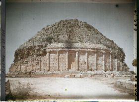 Image représentant La façade orientale du tombeau de la Chrétienne