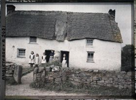 Image représentant Femmes et jeunes filles devant une maison