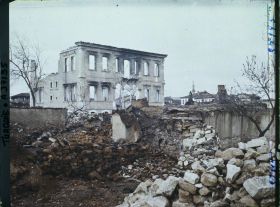 Image représentant Turquie, Ouchak, Le quartier brûlé avec l'Ecole