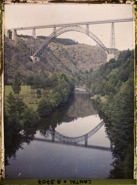 Image représentant Le viaduc de Garabit au dessus de la Truyère