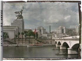 Image représentant L'Exposition internationale, le pavillon de l'URSS et le Trocadéro