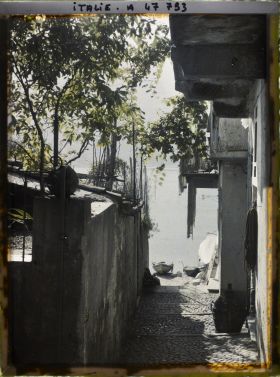 Image représentant Une ruelle sur l'île des Pêcheurs (isola dei Pescatori)