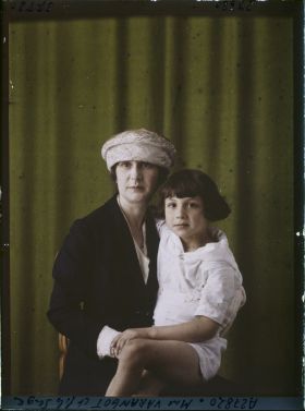 Image représentant https://musee-albert-kahn.s-museum.fr/home/NWQ2OTAwYzNmYjZlZTk1ZWQwODJmMjY4L2dlbmVyaWMtbm90aWNlLXRhYi9hdXRob3JpdHkvNjE3YTc5ZjVjZjhiODk2OGIzMzM3ZDIx/5d6900c3fb6ee95ed082f268/generic-notice-tab/authority/617a79ebcf8b8968b33379b9 Madame Varangot et son fils  https://musee-albert-kahn.s-museum.fr/home/NWQ2OTAwYzNmYjZlZTk1ZWQwODJmMjY4L2dlbmVyaWMtbm90aWNlLXRhYi9hdXRob3JpdHkvNjE3YTc5ZjVjZjhiODk2OGIzMzM3ZDIx/5d6900c3fb6ee95ed082f268/generic-notice-tab/authority/617a79ebcf8b8968b33379bb Serge