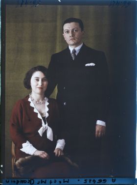 Image représentant https://musee-albert-kahn.s-museum.fr/home/NWQ2OTAwYzNmYjZlZTk1ZWQwODJmMjY4L2dlbmVyaWMtbm90aWNlLXRhYi9hdXRob3JpdHkvNjE3YTc5ZjVjZjhiODk2OGIzMzM3ZDIx/5d6900c3fb6ee95ed082f268/generic-notice-tab/authority/617a79ebcf8b8968b3336807 Monsieur Beaudouin et  https://musee-albert-kahn.s-museum.fr/home/NWQ2OTAwYzNmYjZlZTk1ZWQwODJmMjY4L2dlbmVyaWMtbm90aWNlLXRhYi9hdXRob3JpdHkvNjE3YTc5ZjVjZjhiODk2OGIzMzM3ZDIx/5d6900c3fb6ee95ed082f268/generic-notice-tab/authority/617a79ebcf8b8968b3336808 son épouse