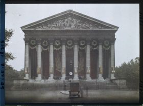 Image représentant La Madeleine décorée pour les fêtes de la Victoire des 13 et 14 juillet 1919