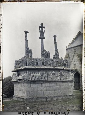 Image représentant Le calvaire de la chapelle Notre-Dame-de-Tronoën face au porche de l'église