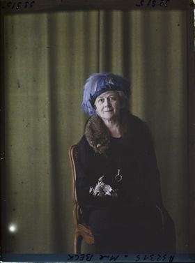 Image représentant https://musee-albert-kahn.s-museum.fr/home/NWQ2OTAwYzNmYjZlZTk1ZWQwODJmMjY4L2dlbmVyaWMtbm90aWNlLXRhYi9hdXRob3JpdHkvNjE3YTc5ZjVjZjhiODk2OGIzMzM3ZDIx/5d6900c3fb6ee95ed082f268/generic-notice-tab/authority/617a79ebcf8b8968b333680f Madame Liliane Beck