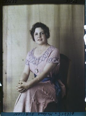 Image représentant https://musee-albert-kahn.s-museum.fr/home/NWQ2OTAwYzNmYjZlZTk1ZWQwODJmMjY4L2dlbmVyaWMtbm90aWNlLXRhYi9hdXRob3JpdHkvNjE3YTc5ZjVjZjhiODk2OGIzMzM3ZDIx/5d6900c3fb6ee95ed082f268/generic-notice-tab/authority/617a79ebcf8b8968b333770d Madame Rubscan