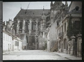 Image représentant Vue depuis une rue sur l'abside de la cathédrale