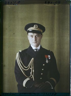 Image représentant https://musee-albert-kahn.s-museum.fr/home/NWQ2OTAwYzNmYjZlZTk1ZWQwODJmMjY4L2dlbmVyaWMtbm90aWNlLXRhYi9hdXRob3JpdHkvNjE3YTc5ZjVjZjhiODk2OGIzMzM3ZDIx/5d6900c3fb6ee95ed082f268/generic-notice-tab/authority/617a79ebcf8b8968b33373f5 Le Lieutenant de Vaisseau Meyer