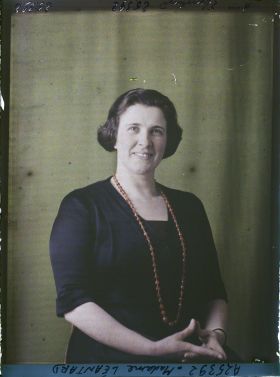 Image représentant https://musee-albert-kahn.s-museum.fr/home/NWQ2OTAwYzNmYjZlZTk1ZWQwODJmMjY4L2dlbmVyaWMtbm90aWNlLXRhYi9hdXRob3JpdHkvNjE3YTc5ZjVjZjhiODk2OGIzMzM3ZDIx/5d6900c3fb6ee95ed082f268/generic-notice-tab/authority/617a79eacf8b8968b3336568 Madame Léantard