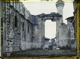 Image représentant Vue intérieure de la porte d'entrée du temple d'Auguste et de Rome
