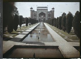 Image représentant Vue de l'intérieur des jardins, la porte monumentale de l'enceinte du Taj Mahal