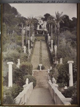 Image représentant Grand escalier du jardin de la villa Cypris, vu depuis la passerelle