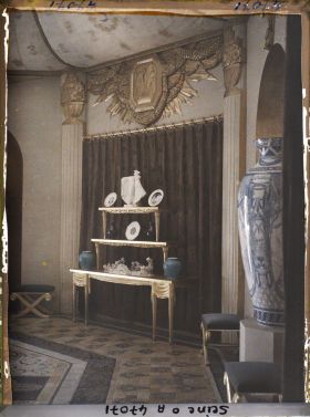 Image représentant L'Exposition des arts décoratifs, Manufacture Nationale de Sèvres, Salon d'honneur, décor en bois sculpté et doré exécuté par Le Bourgeois