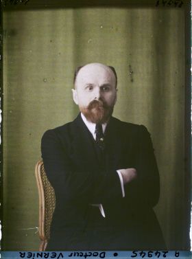 Image représentant https://musee-albert-kahn.s-museum.fr/home/NWQ2OTAwYzNmYjZlZTk1ZWQwODJmMjY4L2dlbmVyaWMtbm90aWNlLXRhYi9hdXRob3JpdHkvNjE3YTc5ZjVjZjhiODk2OGIzMzM3ZDIx/5d6900c3fb6ee95ed082f268/generic-notice-tab/authority/617a79ebcf8b8968b33379d3 Le Docteur Vernier