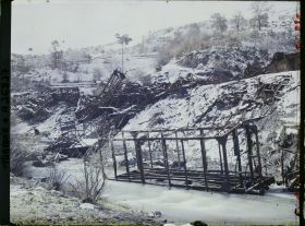 Image représentant Turquie, Entre Karakeui et Biledjik, Locomotive détruite par les Grecs Wagons précipités dans le Kara-Sou