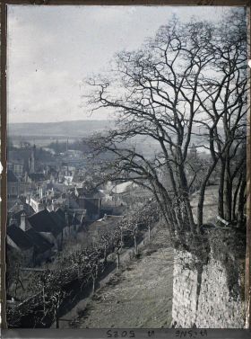 Image représentant La ville, l'ancien beffroi et la Marne vus de la porte Saint-Jean