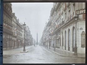 Image représentant La rue de la Paix décorée des drapeaux alliés pour les fêtes de la Victoire des 13 et 14 juillet, au loin la colonne Vendôme