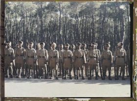 Image représentant Soldats indiens de l'armée britannique alliée passées en revue au bois des Pins par le général Gouraud, haut-commissaire de la République française