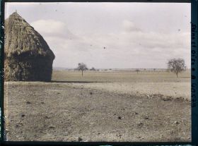 Image représentant France, Les Clayes, Champs et meule sur la route de Neauphle-le-Château