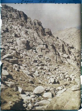 Image représentant Le site des inscriptions antiques Ganj-Nameh (le livre du trésor), sur les flancs du Kuh-e Alvand