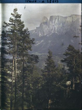 Image représentant Les Pyramides de terre (ou Cheminées de Fées) de Renon. Au fond, le massif du Catinaccio (Rosengarten)