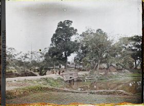 Image représentant Une rivière et pont à l'entrée d'un village
