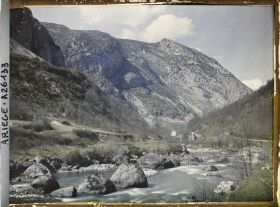 Image représentant La vallée de Vicdessos vu vers l'aval au-dessous de la Grotte de Niaux