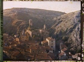 Image représentant Vue d'ensemble sur le village et le château féodal