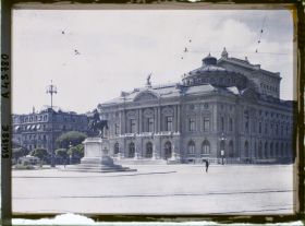 Image représentant Le Grand Théâtre et le statue du général Dufour à la place Neuve