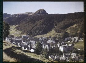 Image représentant France, Mont-Dore, Le Mont Dore et le fond de la Vallée et le Pic du Capucin
