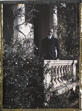 Image représentant Théodose Haffen posant sur le perron de la villa Miramar