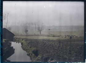Image représentant France, Les Clayes, Les champs à la sortie du Village, au 1er plan un jardin potager