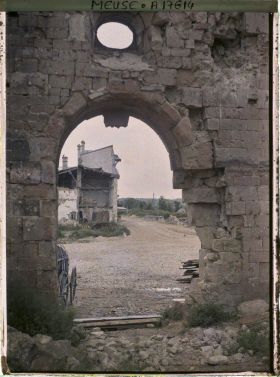 Image représentant France, Varennes, Vue prise à travers la porte de l'Eglise