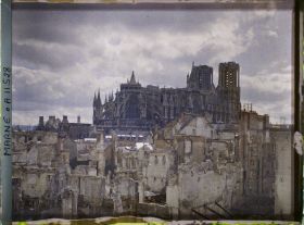 Image représentant Le quartier de l'Université en ruine, au fond la cathédrale