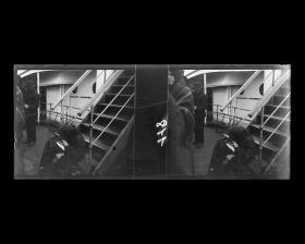 Image représentant Emigrants sur l'entrepont, une femme et son enfant assis près de l'escalier conduisant au pont supérieur