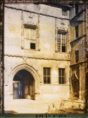 Image représentant France, Noyon, Hôtel de Ville (Cour Intérieure)