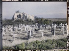Image représentant France, Hurlus, Le Cimetière militaire et les ruines de l'Eglise