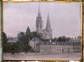 Image représentant La place Châtelet avec la cathédrale à l'arrière-plan